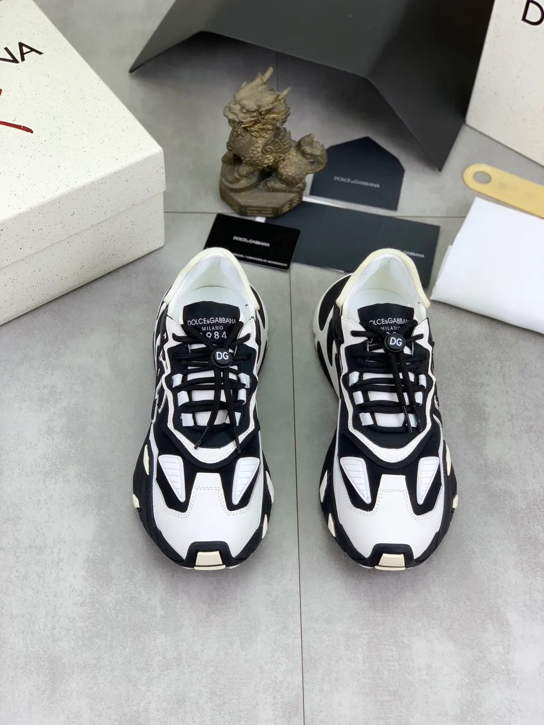 Men's shoes 💰P560💰 [New style] top original quality, synchronized with "DOLCE&GABBANA [Dolce & Gabbana] ~ high quality." effect. Low-cut casual DG men's shoes, loved by many celebrities, using high-end imported first-layer calfskin splicing design + cowhide feet, simple and elegant, perfectly interpreting the latest inspiration for shoes, classic and fashionable integration. Luxurious dreams, driving fashion, suitable for drivers, lightweight and comfortable, light and breathable for outdoor travel, high-end quality Trustworthy, 4️⃣colors🉑️ to choose from! Code number: 38-46